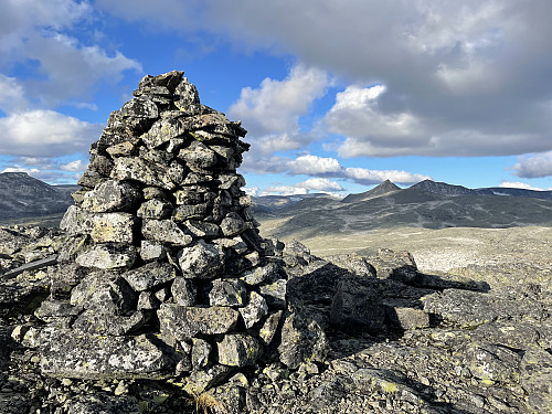Fra toppen av Merrahøe (1727 m) med utsikt mot Vestraste (2078 m) og Vestre Hestbreapiggen (2138 m) til høyre for varden.