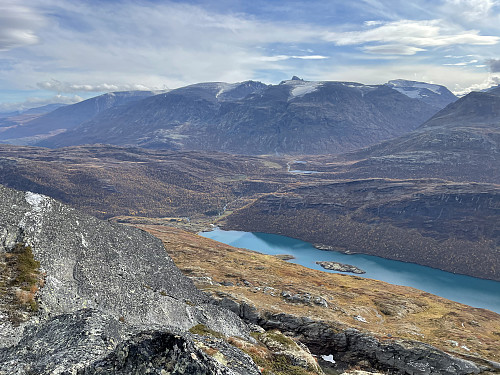 Fra 1492-punktet øst for Blåhøe (1497 m). Utsikt mot Høydalsvatnet (905 m) med 2000-metertoppene vest for Leirdalen i bakgrunnen.
