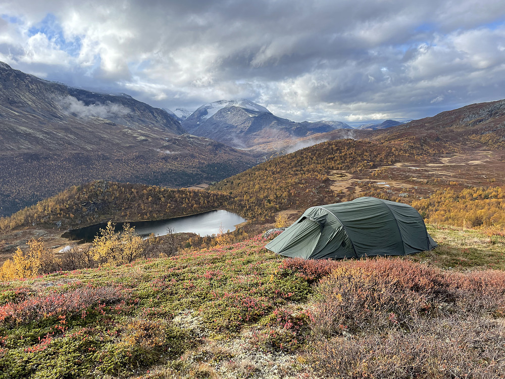 Utsikt oppover Leirdalen med Loftet (2170 m) i bakgrunnen.