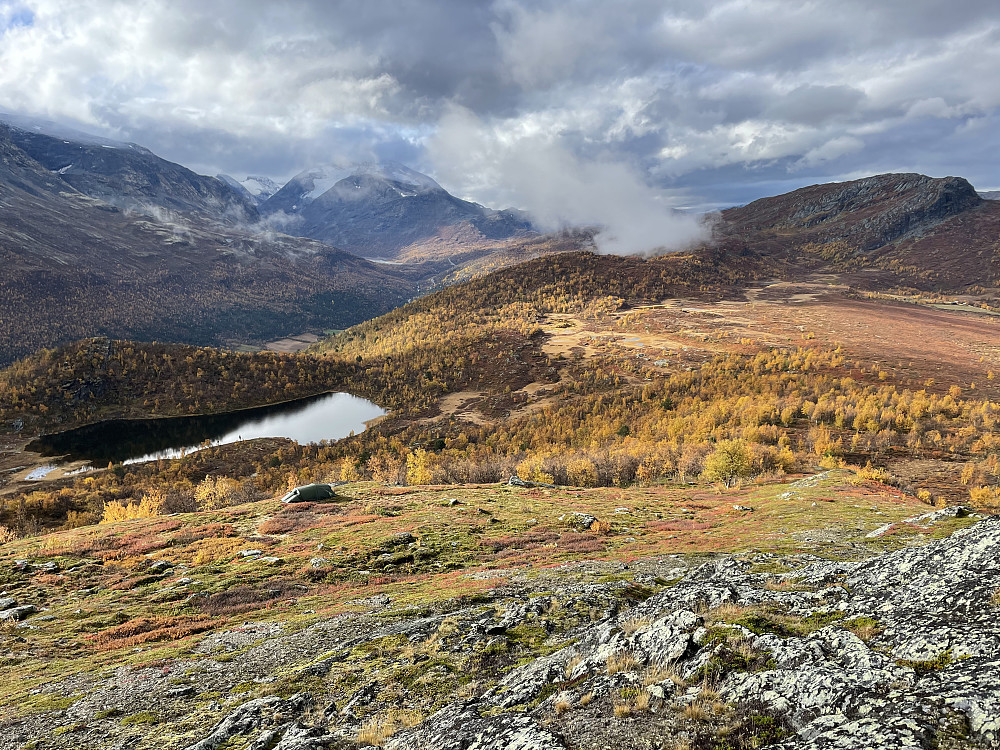 Utsikt mot sydvest fra Høghaugen (1151 m). Teltet ses 20 høydemeter nedenfor toppen.