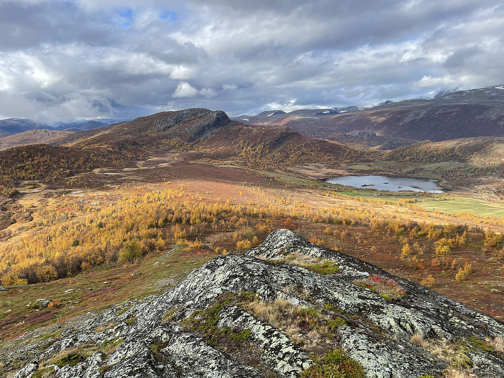 Utsikt mot Geirhøe (1306 m) fra Høghaugen (1151 m).
