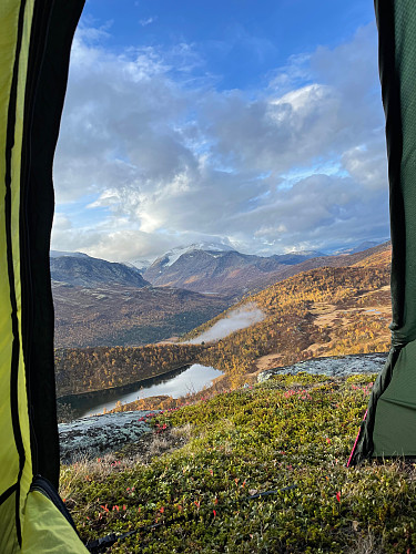 Utsikt fra teltet mot Leirdalen med Loftet (2170 m) i bakgrunnen.