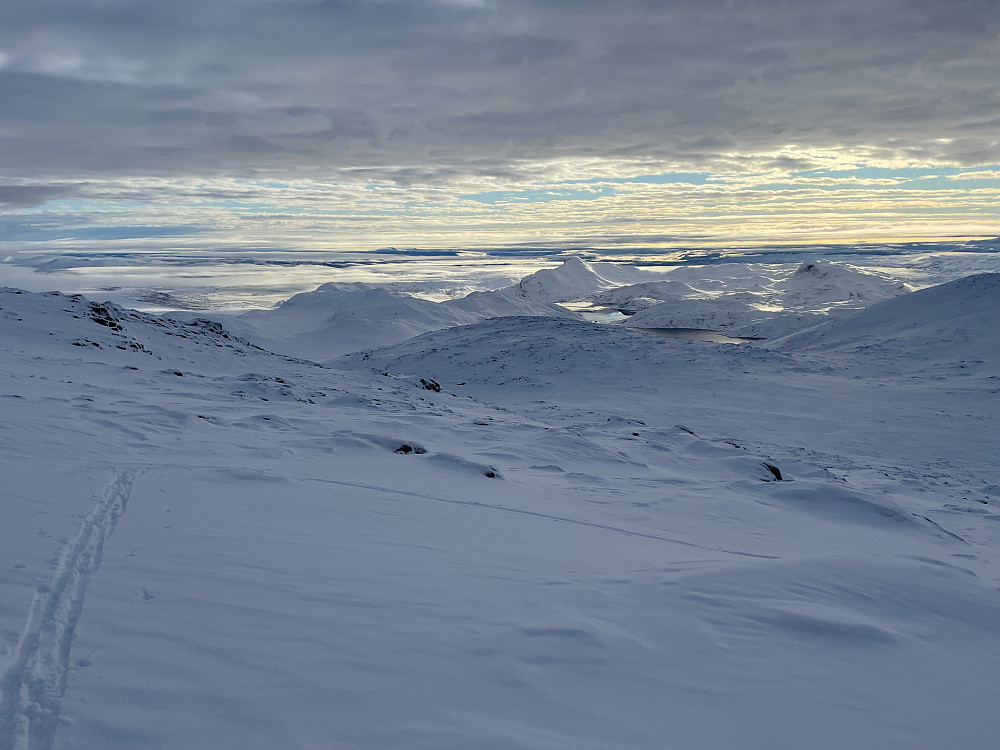 Opp mot bandet mellom Rasletinden (2105 m) og Kalvehøgde Ø2 (2088 m). Bitihorn (1607 m) langt der nede.
