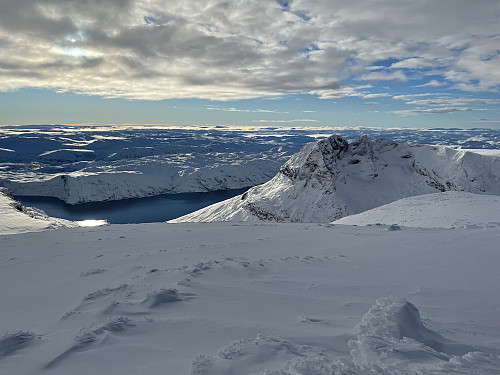 Torfinnstindane (2120 m) fra Vestre Kalvehøgde (2208 m).