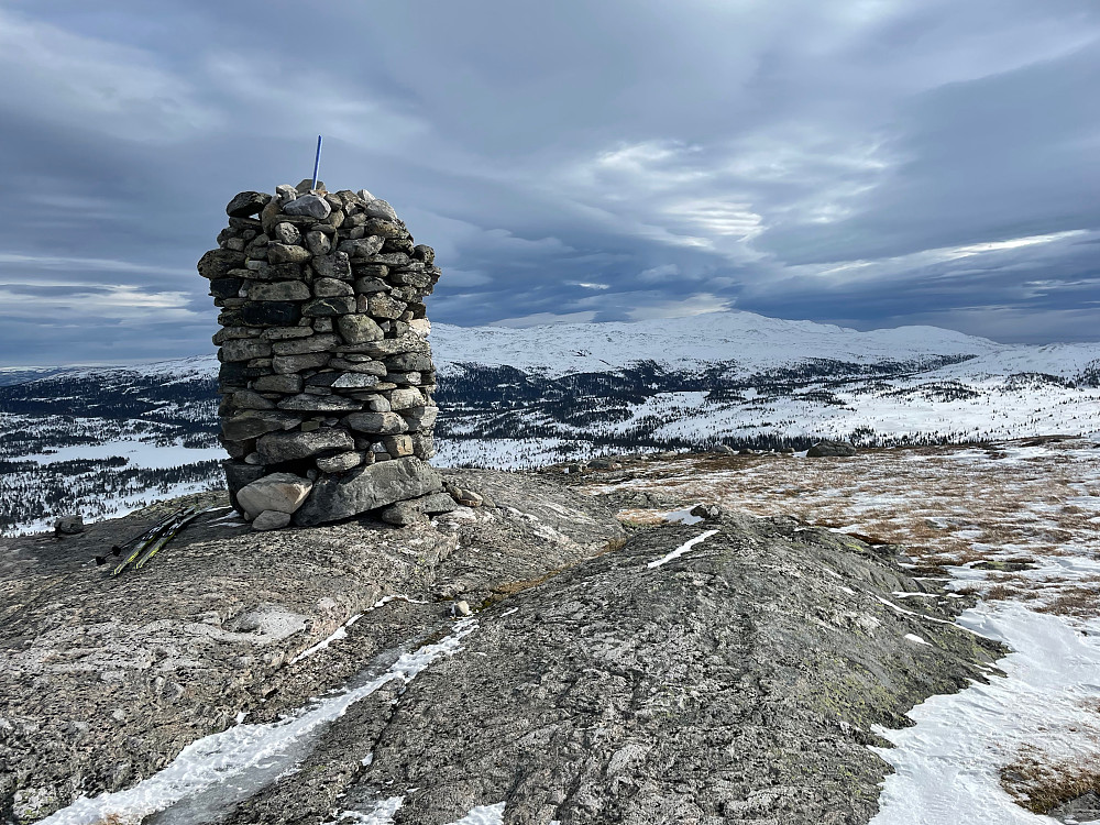 Tollevsrudvarden (1144 m). Norefjell i bakgrunnen.