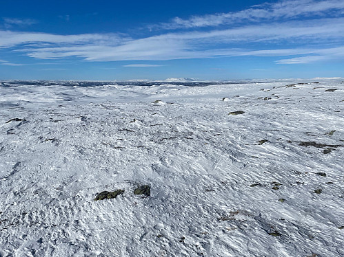 Utsikt mot vest fra Hallingnatten (1314 m). Hallingskarvet ses tydelig i midten av bildet.
