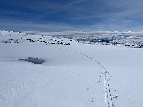 Nysnø og ferske skispor på Vulueggi.