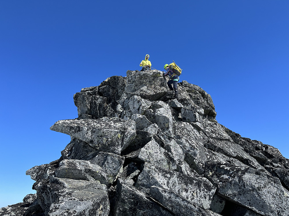 Klatringen ned fra Midtre Tverråtinden (2302 m) til punktet der vi startet på rappellen.