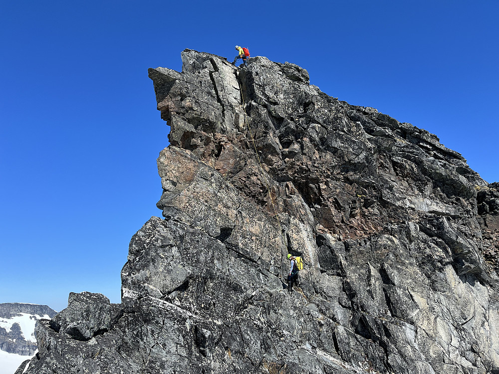 Rappellen ned fra Midtre Tverråtinden (2302 m).