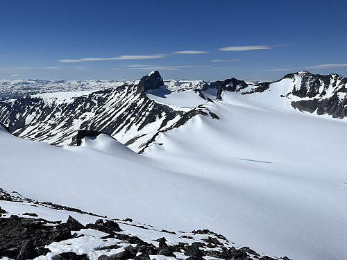 Fra Store Tverråtinden (2309 m) mot Svellnosbrean. Skardstinden (2374 m) i bakgrunnen.