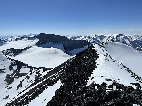 Fra Store Tverråtinden (2309 m) med utsikt vestover ryggen. Bukkehøe (2314 m) til venstre i bakgrunnen.