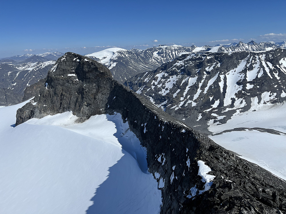 Fra Store (2309 m) mot Midtre Tverråtinden (2302 m).