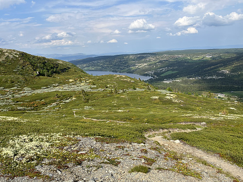 På returen ned fra Valsfjellet (1148 m) med utsikt mot Gålå.