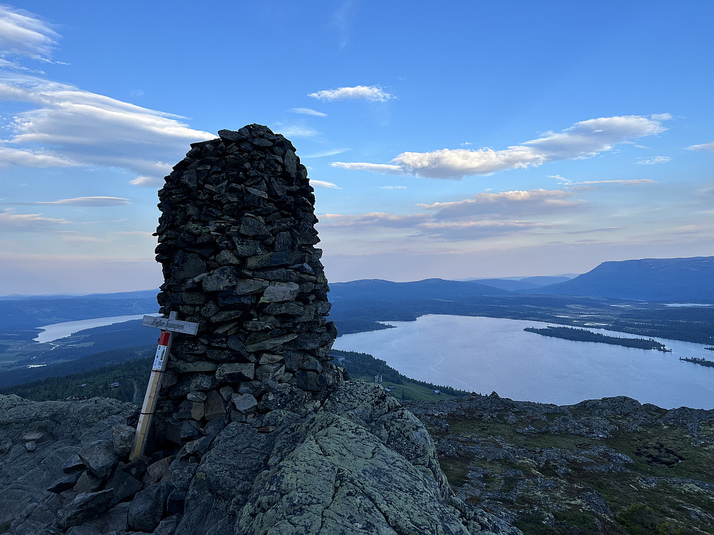 Sommerkveld på Feforkampen (1160 m). Feforvatnet (882 m) i bakgrunnen.