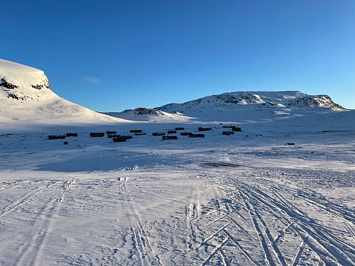 Startsted ved hyttene i vestenden av Eldrevatnet (1116 m). Høgeloft (1920 m) i bakgrunnen.