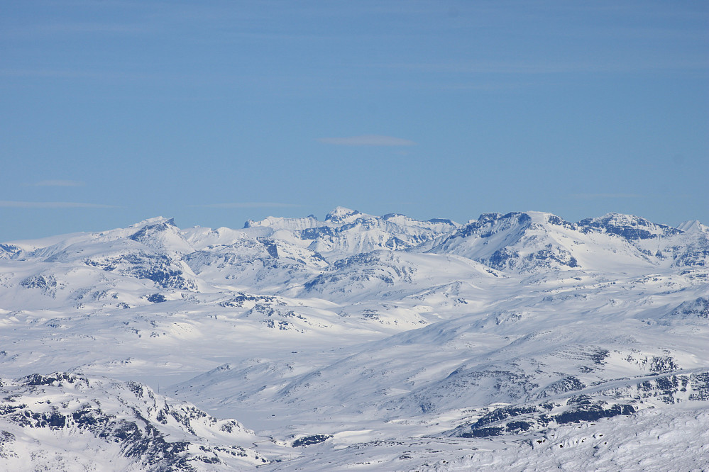 Mot sentrale fjell i Jotunheimen, blant annet Galdhøpiggen (2469 m).