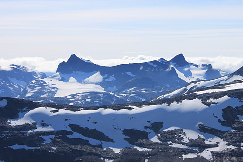 Mot Falketind (2067 m) og Stølsnostinden (2074 m).