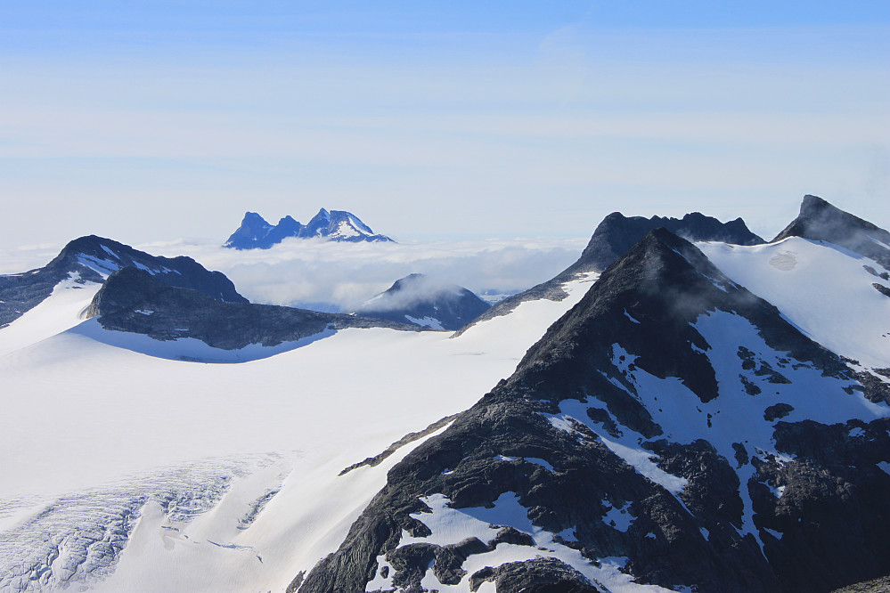 Hurrungane stikker opp over tåken. Sagi (2040 m) og Mjølkedalspiggen (2040 m) til høyre i bildet.