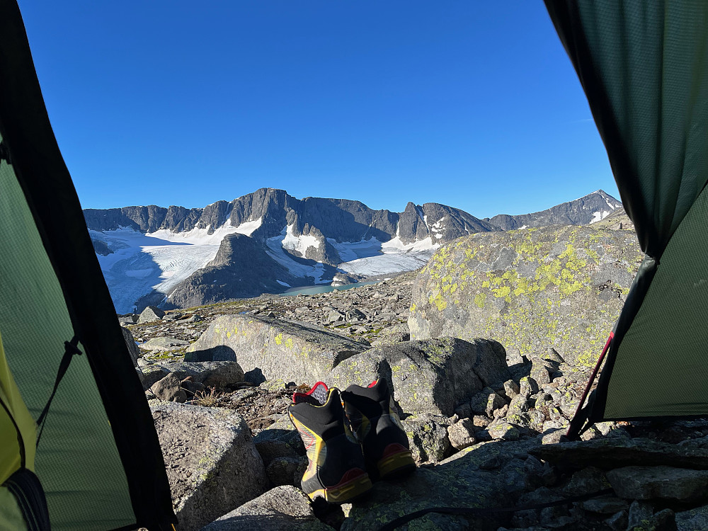 Utsikt fra teltåpningen på 1810 meter sydøst for Tjønnholsoksle (2145 m). Utsikt mot Vestre Kalvehøgde (2208 m), Leirungskampen (2079 m) og Kvitskardtinden (2193 m).