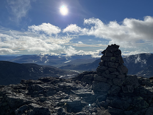 På toppen av Tjønnholsoksle (2145 m). Utsikt mot sydøst.