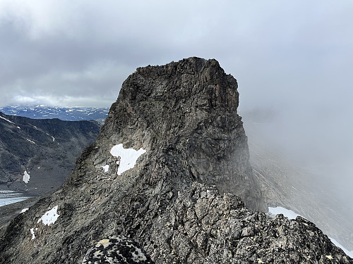 Midtre Skarvflytinden (2154 m) fra Midtre Skarvflytinden Søre (2130 m).