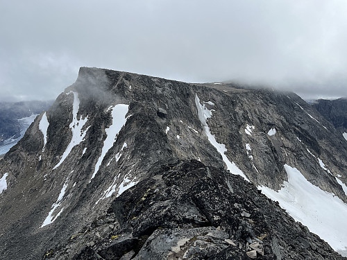 Fra Søre Skarvflytinden (2210 m) mot Skarvflyløyfttinden (2250 m).