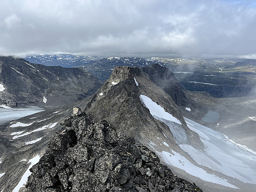 Fra Søre Skarvflytinden (2210 m) mot Midtre Skarvflytinden (2154 m).