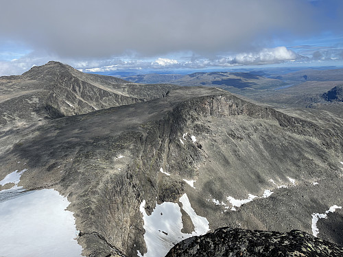 Fra Skarvflyløyfttinden (2250 m) mot Tjønnholstinden (2330 m) og T.oksle (2145 m).