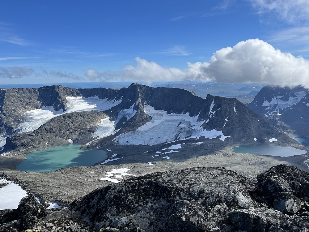 Fra Austre Leirungstinden (2288 m) mot Austre (2178 m) og Vestre Kalvehøgde (2208 m), Leirungskampen (2079 m) og Torfinnstindene (2120 m).