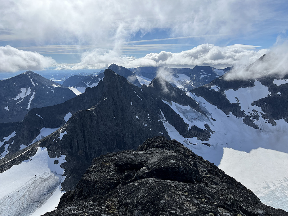 Fra Austre Leirungstinden (2288 m) mot Vestre Leirungstiden (2250 m). Store Knutsholstinden (2341 m) bak tåkeskyen til høyre.