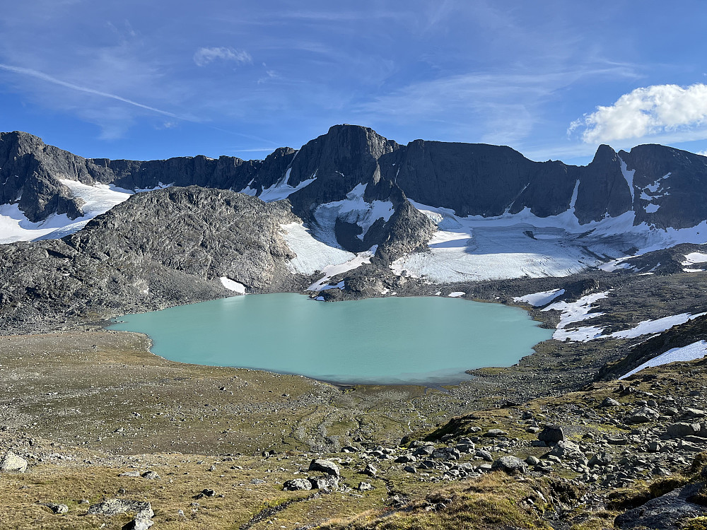 Vakre Leirungsdalen! Øvre Leirungstjønnin (1576 m) med Vestre Kalvehøgde (2208 m) og Leirungskampen (2079 m) i bakgrunnen.