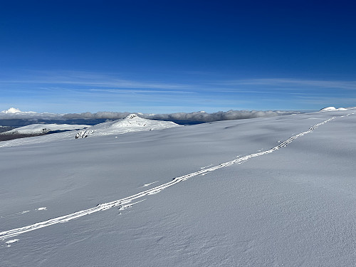 Fra Kalvehøgde Ø2 (2088 m) mot Rasletinden (2105 m).
