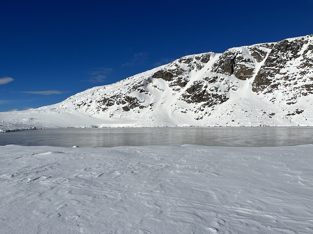 1798-vannet oppunder Rasletinden (2105 m) har blitt islagt siste uken.