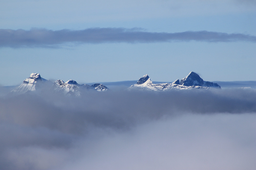 Storbjørn (2222 m) til venstre og Store Smørstabbtinden (2208 m) til høyre.