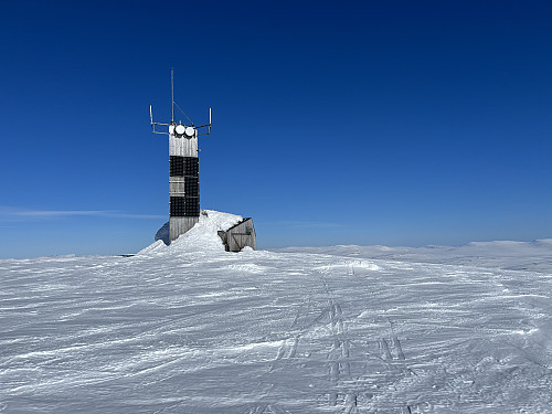 Masten på toppen av Skarvedalseggen (1961 m).