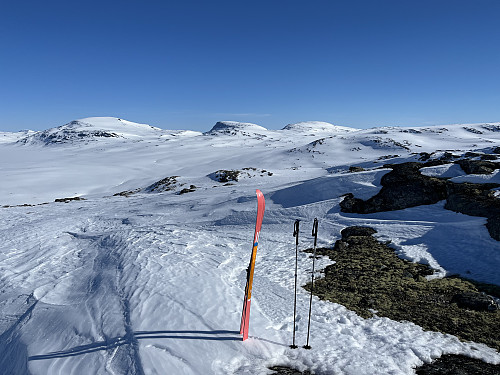 Fra Låggøymen (1577 m) med utsikt mot nordøst. I bakgrunnen Benkehøa (1943 m), Trollkyrkja (1888 m) og Storhøa (1921 m).
