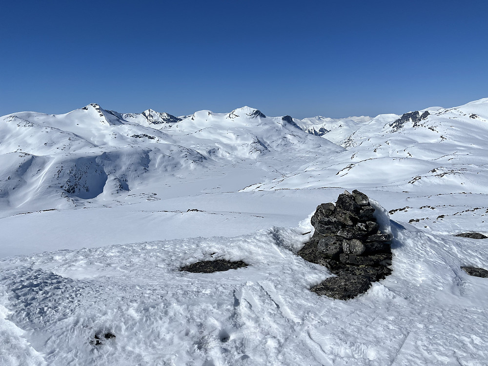 Fra Veltdalseggi (1767 m) med utsikt mot vest. I bakgrunnen ses Tordsnose (1975 m) og Naushornet (1895 m).