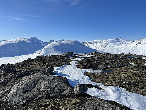 Fra Kupen (1458 m) med utsikt mot nordvest. I bakgrunnen ses Tordsnose (1975 m), Tordseggje (1615 m) og Karitinden (1982 m).