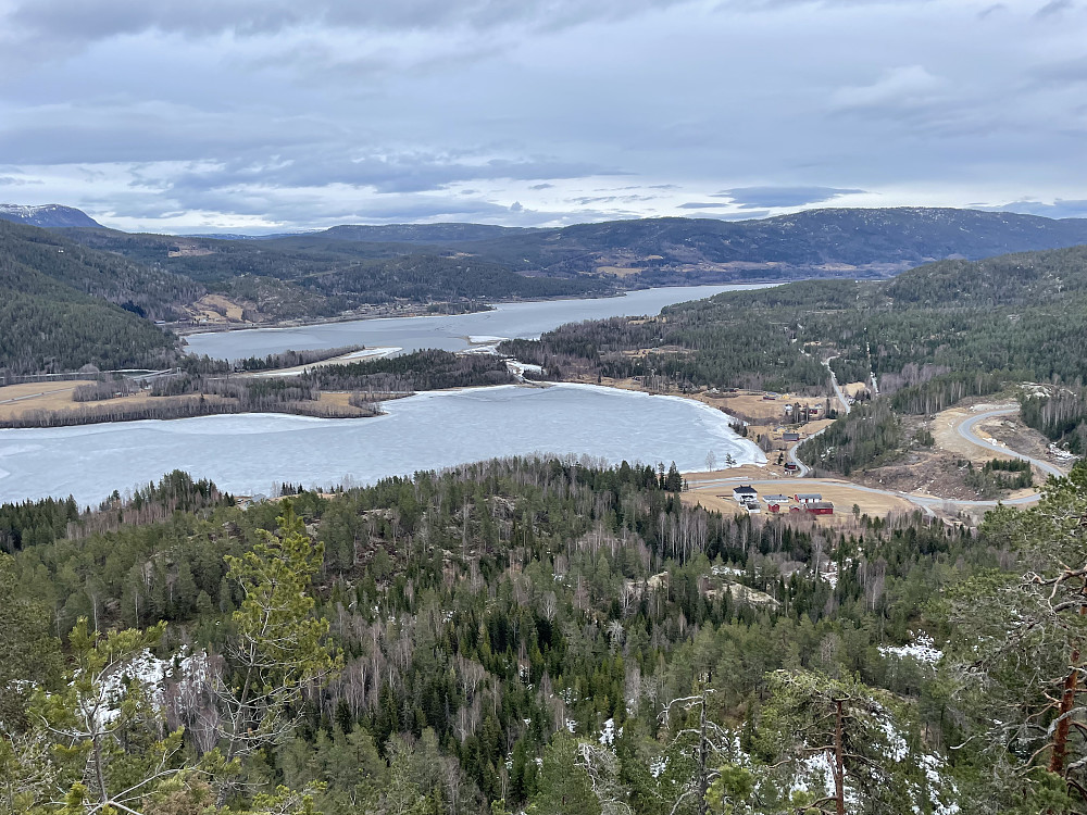 Utsikt fra Geitenatten (348 m) mot Gulsviktjernet og Krøderen (133 m).