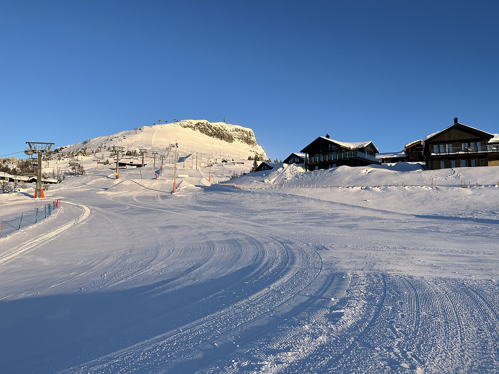 Fra bunnen av Skeikampen alpinsenter mot Skeikampen (1124 m) i bakgrunnen.