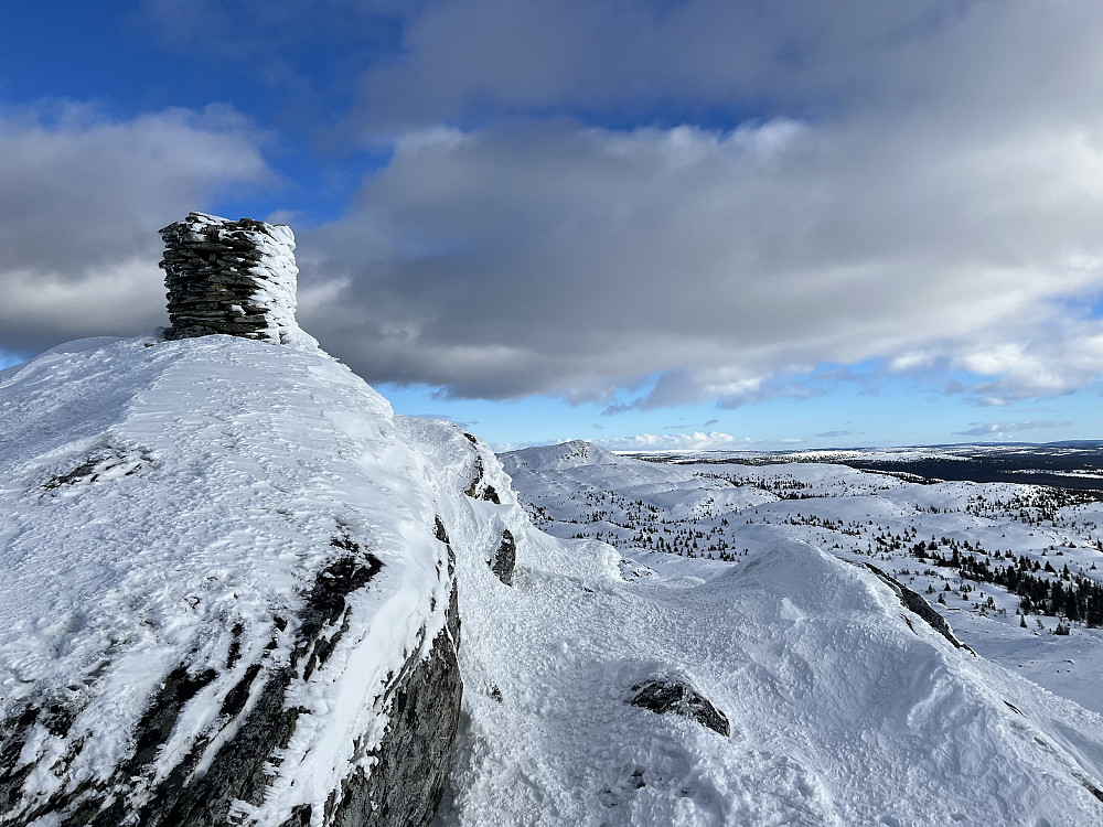 På toppen av Djupdalskampen (1125 m). Svangkampen (1149 m) i bakgrunnen.