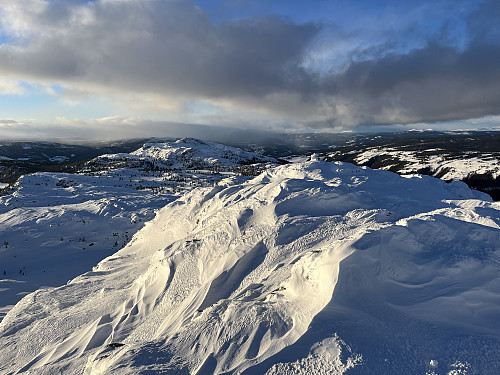 Fra Svangkampen (1149 m) mot nordvest. Djupdalskampen (1125 m) ses sentralt i bildet.