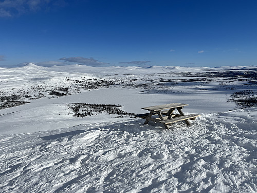 Rasteplass litt nedenfor Svartfjellet (1154 m). Utsikt mot øst.