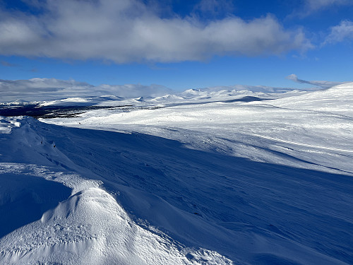 Fra Svarthammaren (1182 m) med utsikt innover Rondane i nordvest.