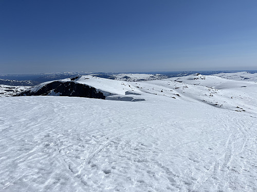 Fra Austre Kalvehøgde (2178 m) mot Mugna (2159 m) og Rasletinden (2105 m).
