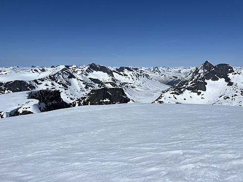 Fra Vestre Kalvehøgde (2208 m) mot Svartdalen.