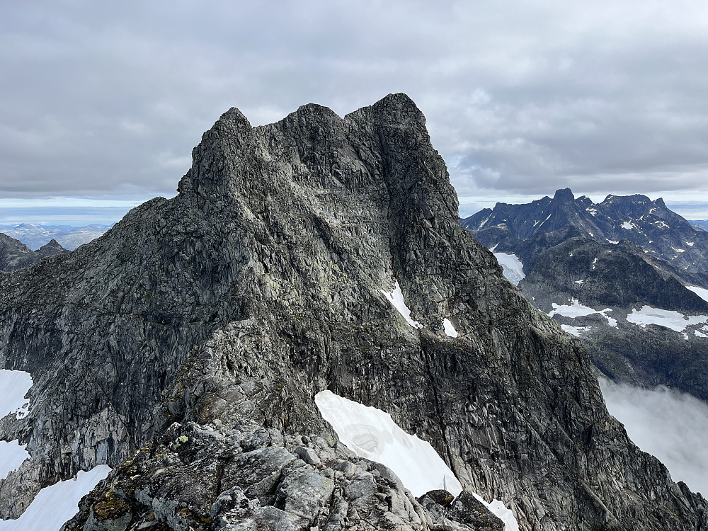 Fra Søre Austanbotntinden (2103 m) mot Store Austanbotntinden (2204 m). Storen (2405 m) i bakgrunnen til høyre.