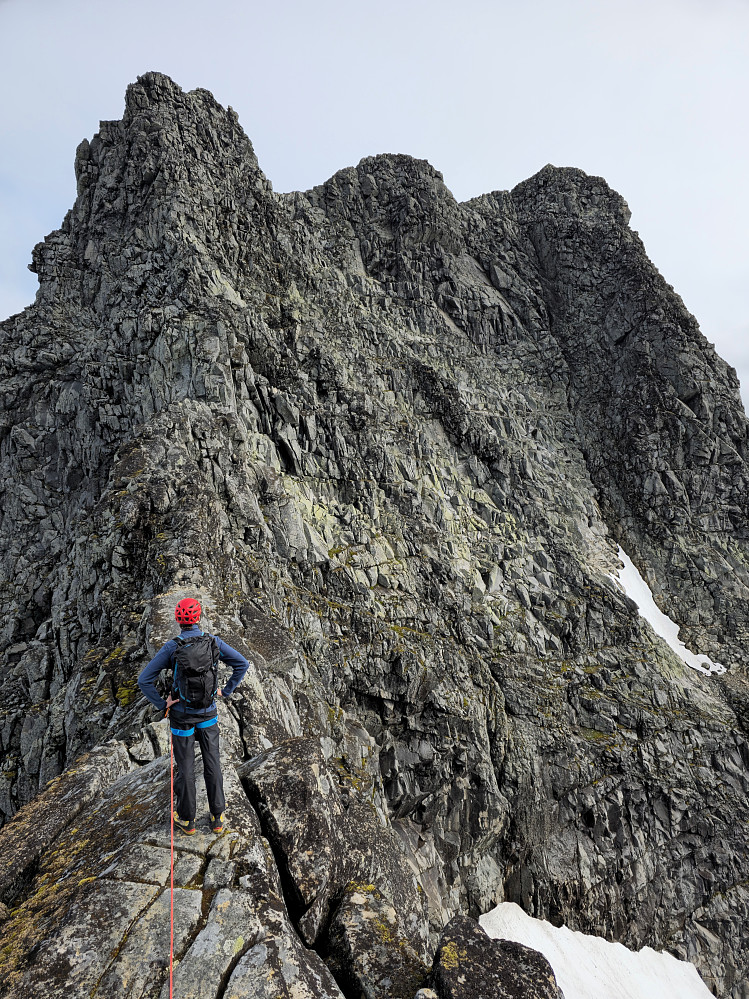 Fra skaret mellom Søre Austanbotntinden (2103 m) og Austanbotntinden V0 (2175 m). Store Austanbotntinden (2204 m) til høyre i bildet.