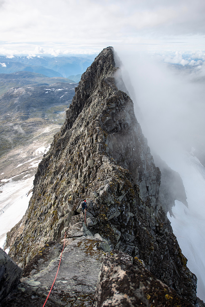 Tilbakeblikk på Søre Austanbotntinden (2103 m). Bildet er tatt fra ryggen opp til Austanbotntinden V0 (2175 m).