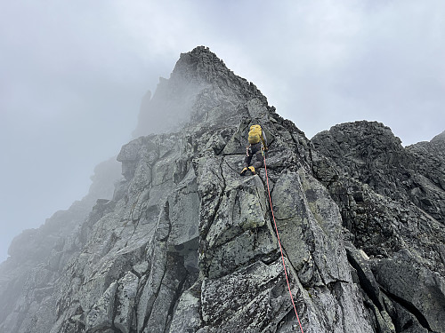 Christian klatrer opp mot Austanbotntinden V0 (2175 m).